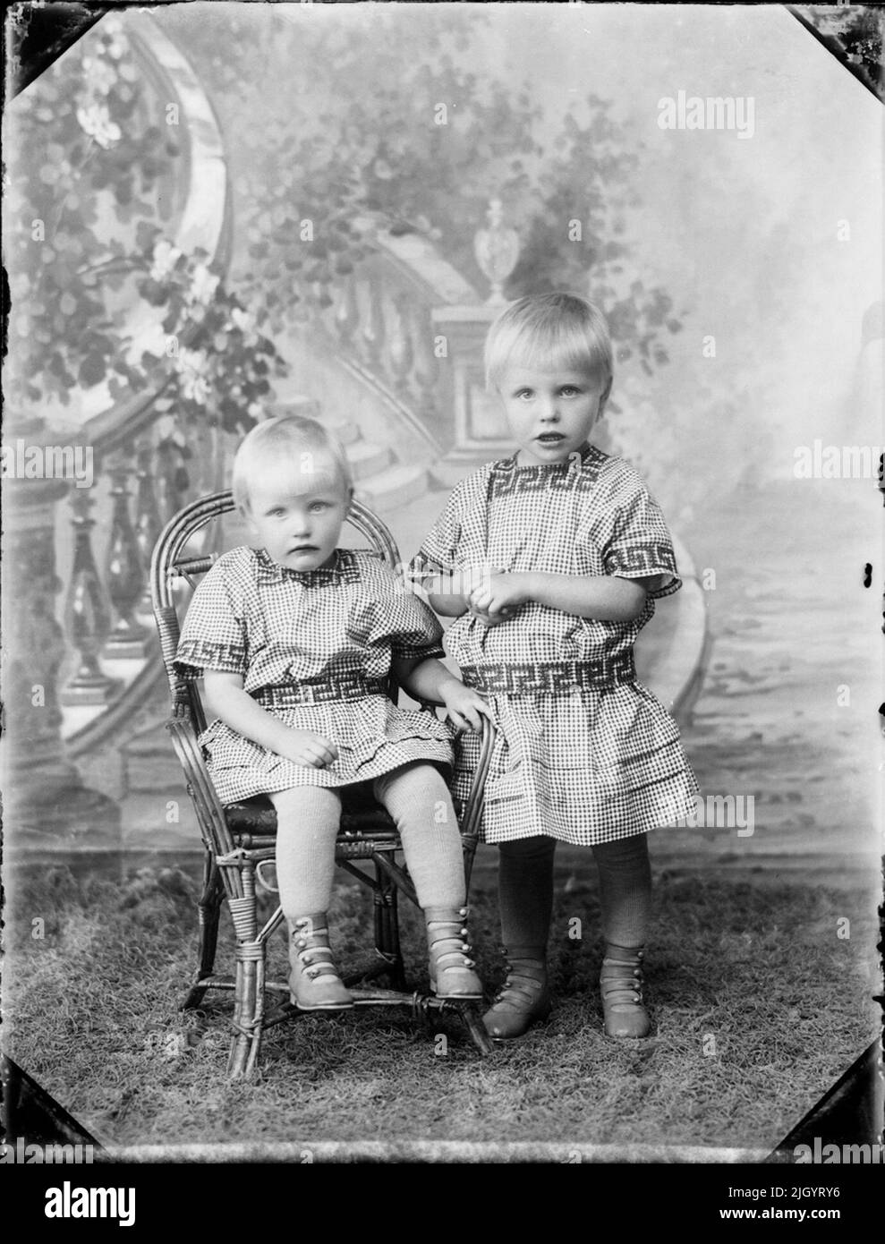 Kinderporträts - zwei Kinder, Östhammar, Uppland. Historisches Ereignis, Name zu Objek verwandt: Sandlund, Stockfoto
