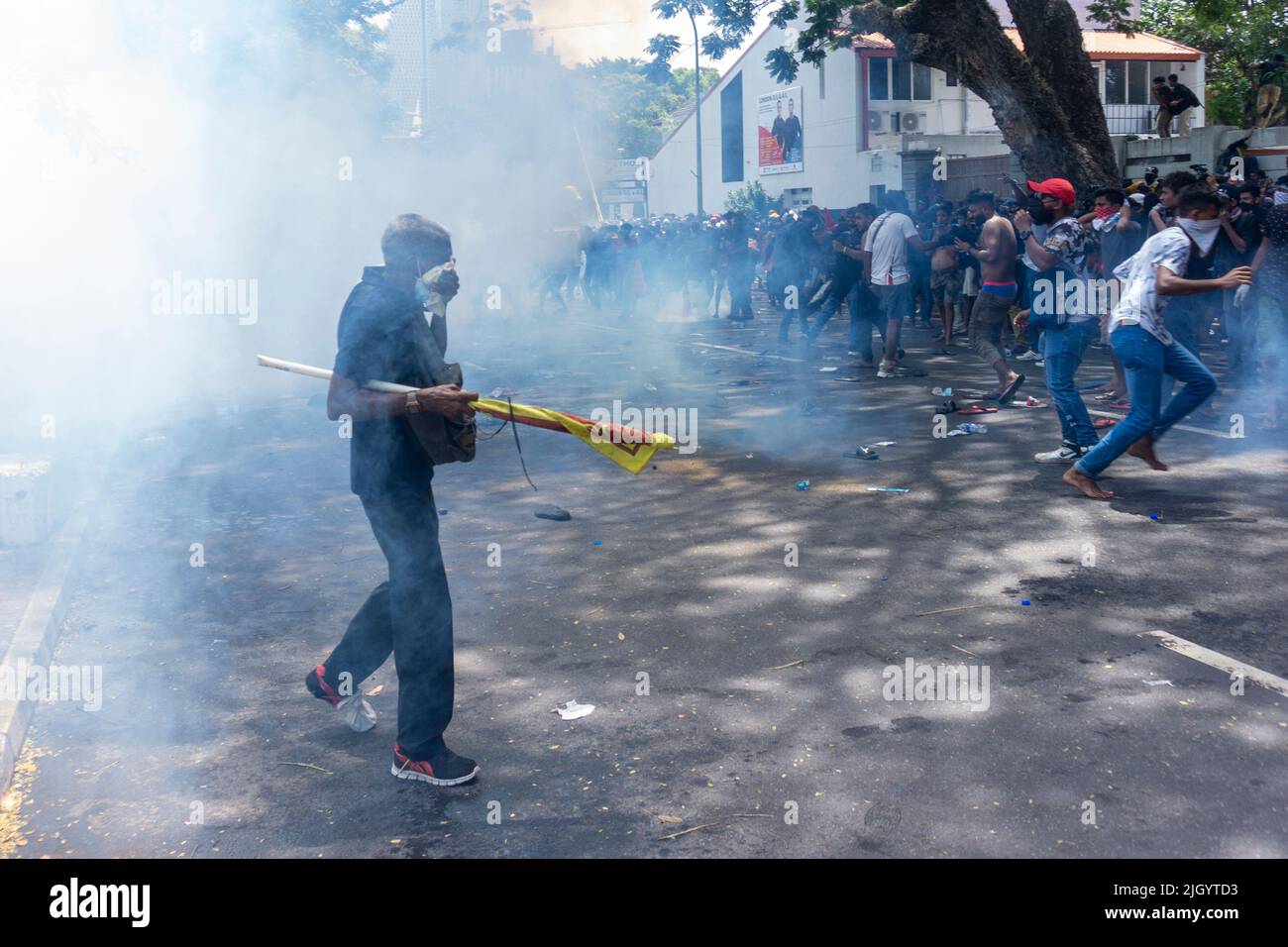 Colombo, West, Sri Lanka. 13.. Juli 2022. Demonstranten in Sri Lanka protestierten vor dem Büro des Premierministers gegen Premierminister Ranil Wickremesinghe (amtierender Präsident). Die Demonstranten wurden verärgert, nachdem Präsident Gotabhaya Rajapaksha heute auf die Malediven geflohen war. (Bild: © ISURA Nimantha/Pacific Press via ZUMA Press Wire) Stockfoto