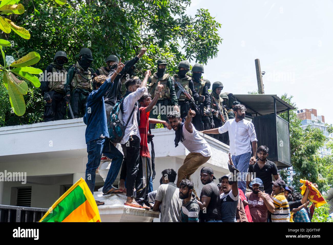 Colombo, West, Sri Lanka. 13.. Juli 2022. Demonstranten in Sri Lanka protestierten vor dem Büro des Premierministers gegen Premierminister Ranil Wickremesinghe (amtierender Präsident). Die Demonstranten wurden verärgert, nachdem Präsident Gotabhaya Rajapaksha heute auf die Malediven geflohen war. (Bild: © ISURA Nimantha/Pacific Press via ZUMA Press Wire) Stockfoto