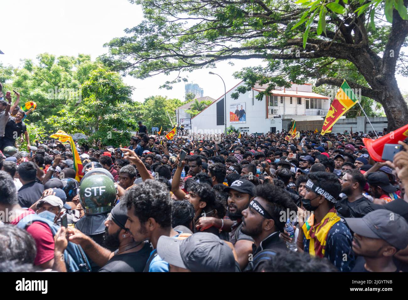 Colombo, West, Sri Lanka. 13.. Juli 2022. Demonstranten in Sri Lanka protestierten vor dem Büro des Premierministers gegen Premierminister Ranil Wickremesinghe (amtierender Präsident). Die Demonstranten wurden verärgert, nachdem Präsident Gotabhaya Rajapaksha heute auf die Malediven geflohen war. (Bild: © ISURA Nimantha/Pacific Press via ZUMA Press Wire) Stockfoto