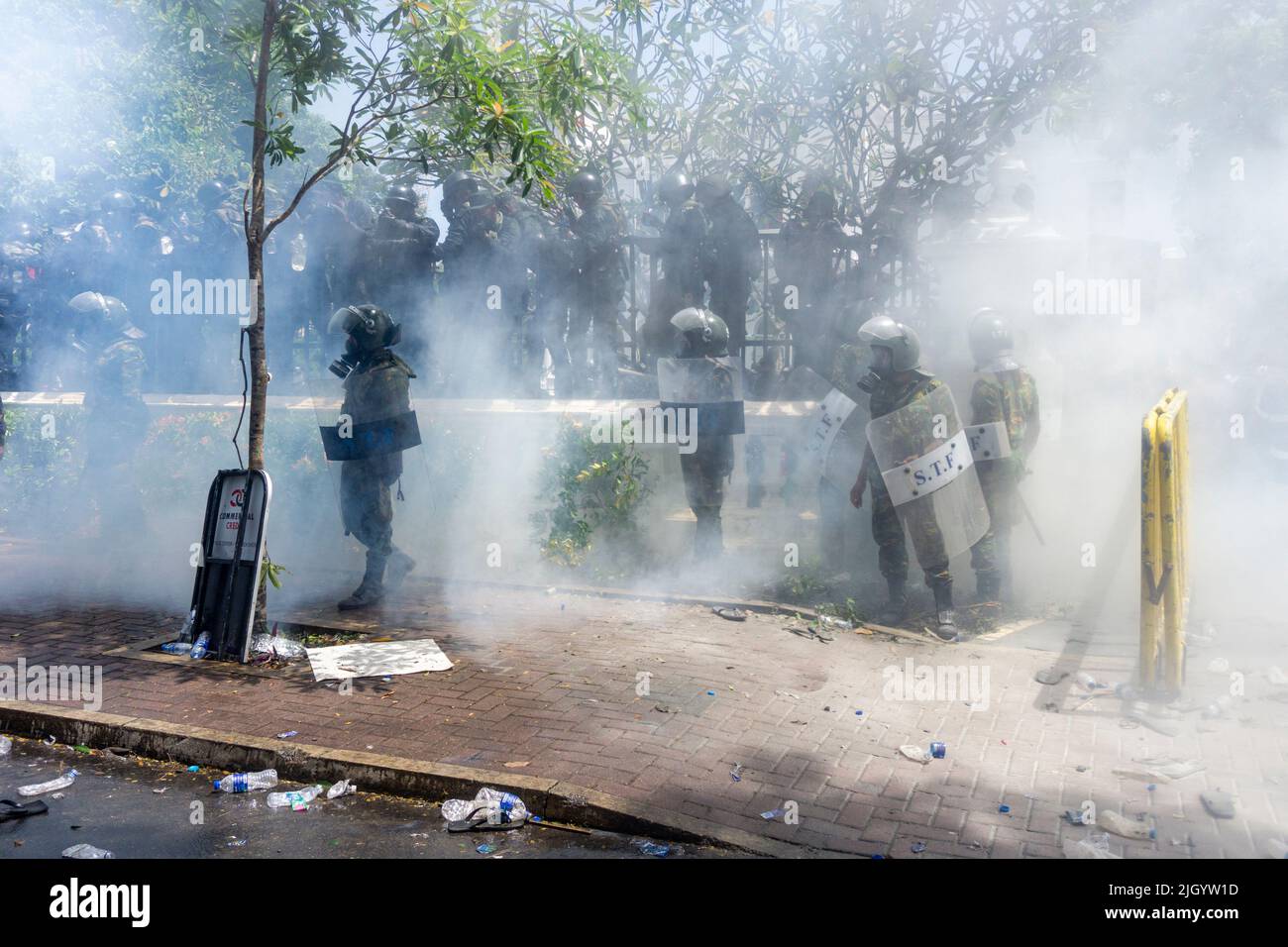 Colombo, West, Sri Lanka. 13.. Juli 2022. Demonstranten in Sri Lanka protestierten vor dem Büro des Premierministers gegen Premierminister Ranil Wickremesinghe (amtierender Präsident). Die Demonstranten wurden verärgert, nachdem Präsident Gotabhaya Rajapaksha heute auf die Malediven geflohen war. (Bild: © ISURA Nimantha/Pacific Press via ZUMA Press Wire) Stockfoto