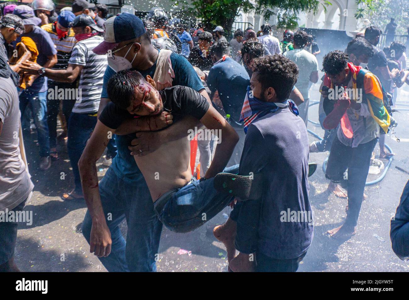 Colombo, West, Sri Lanka. 13.. Juli 2022. Demonstranten in Sri Lanka protestierten vor dem Büro des Premierministers gegen Premierminister Ranil Wickremesinghe (amtierender Präsident). Die Demonstranten wurden verärgert, nachdem Präsident Gotabhaya Rajapaksha heute auf die Malediven geflohen war. (Bild: © ISURA Nimantha/Pacific Press via ZUMA Press Wire) Stockfoto