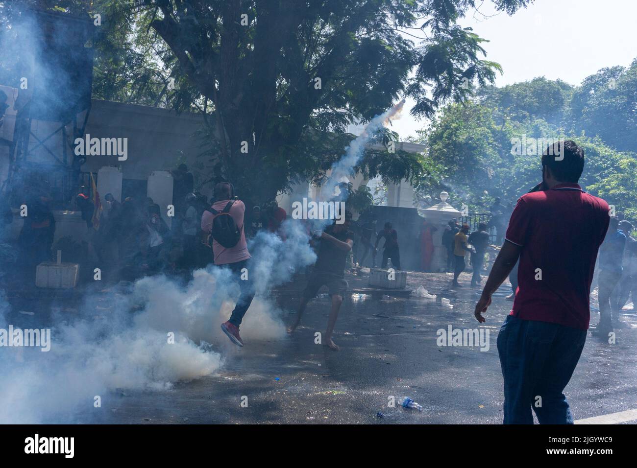 Colombo, West, Sri Lanka. 13.. Juli 2022. Demonstranten in Sri Lanka protestierten vor dem Büro des Premierministers gegen Premierminister Ranil Wickremesinghe (amtierender Präsident). Die Demonstranten wurden verärgert, nachdem Präsident Gotabhaya Rajapaksha heute auf die Malediven geflohen war. (Bild: © ISURA Nimantha/Pacific Press via ZUMA Press Wire) Stockfoto