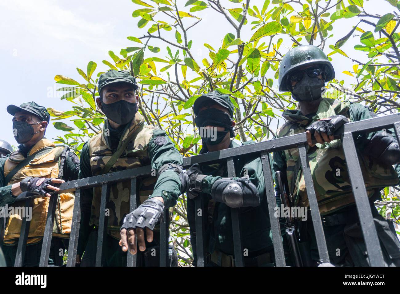 Colombo, West, Sri Lanka. 13.. Juli 2022. Demonstranten in Sri Lanka protestierten vor dem Büro des Premierministers gegen Premierminister Ranil Wickremesinghe (amtierender Präsident). Die Demonstranten wurden verärgert, nachdem Präsident Gotabhaya Rajapaksha heute auf die Malediven geflohen war. (Bild: © ISURA Nimantha/Pacific Press via ZUMA Press Wire) Stockfoto