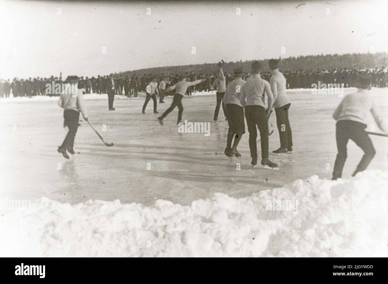 Bandy-Spiel, wahrscheinlich auf Långsjön in Björklinge, Uppland. Wahrscheinlich Bandy auf Långsjön in Björklinge, nach Torbjörn Norman 2006-09-07 Stockfoto