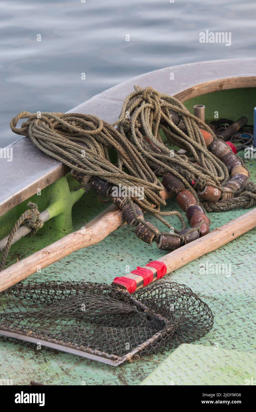 Traditionelle japanische Fischgewichte und Netze auf dem Deck eines Bootes Stockfoto