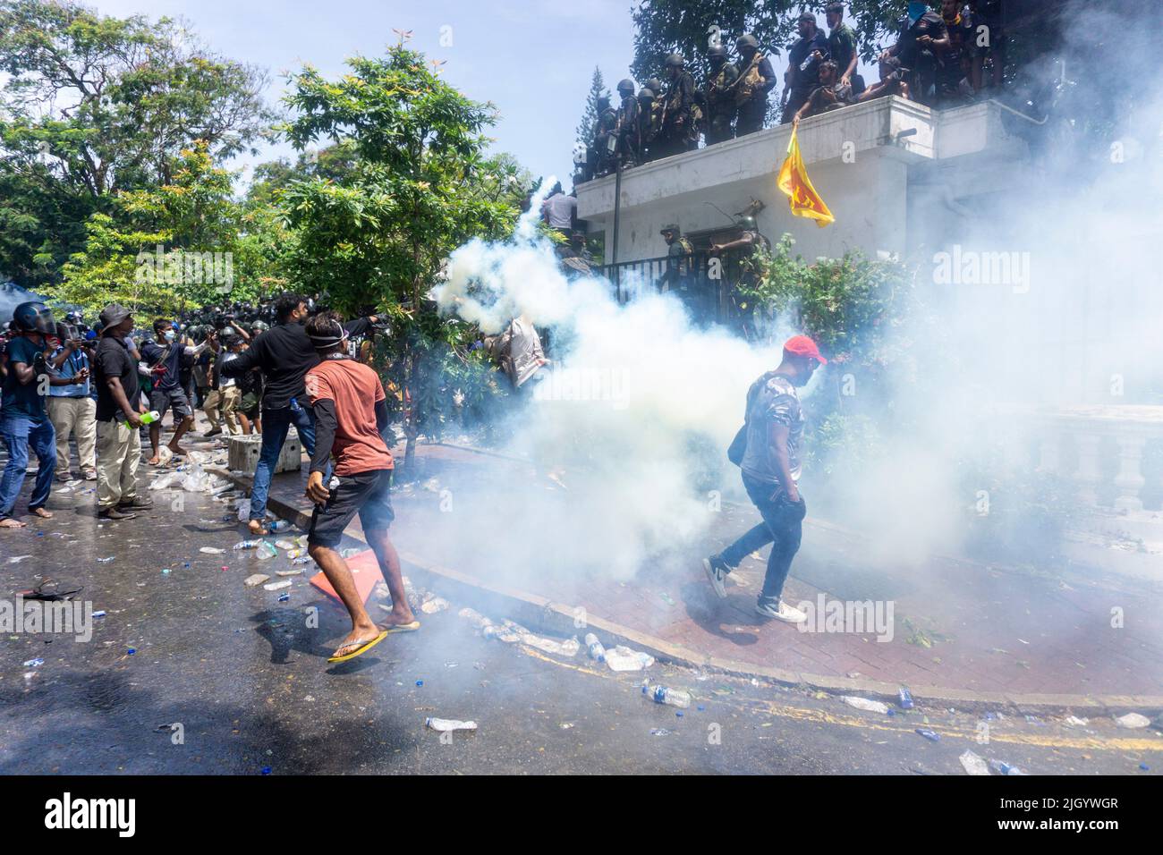 Colombo, West, Sri Lanka. 13.. Juli 2022. Demonstranten in Sri Lanka protestierten vor dem Büro des Premierministers gegen Premierminister Ranil Wickremesinghe (amtierender Präsident). Die Demonstranten wurden verärgert, nachdem Präsident Gotabhaya Rajapaksha heute auf die Malediven geflohen war. (Bild: © ISURA Nimantha/Pacific Press via ZUMA Press Wire) Stockfoto