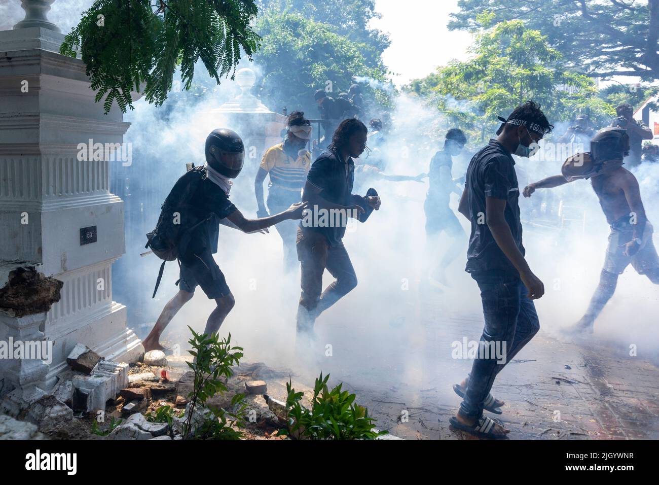 Colombo, West, Sri Lanka. 13.. Juli 2022. Demonstranten in Sri Lanka protestierten vor dem Büro des Premierministers gegen Premierminister Ranil Wickremesinghe (amtierender Präsident). Die Demonstranten wurden verärgert, nachdem Präsident Gotabhaya Rajapaksha heute auf die Malediven geflohen war. (Bild: © ISURA Nimantha/Pacific Press via ZUMA Press Wire) Stockfoto