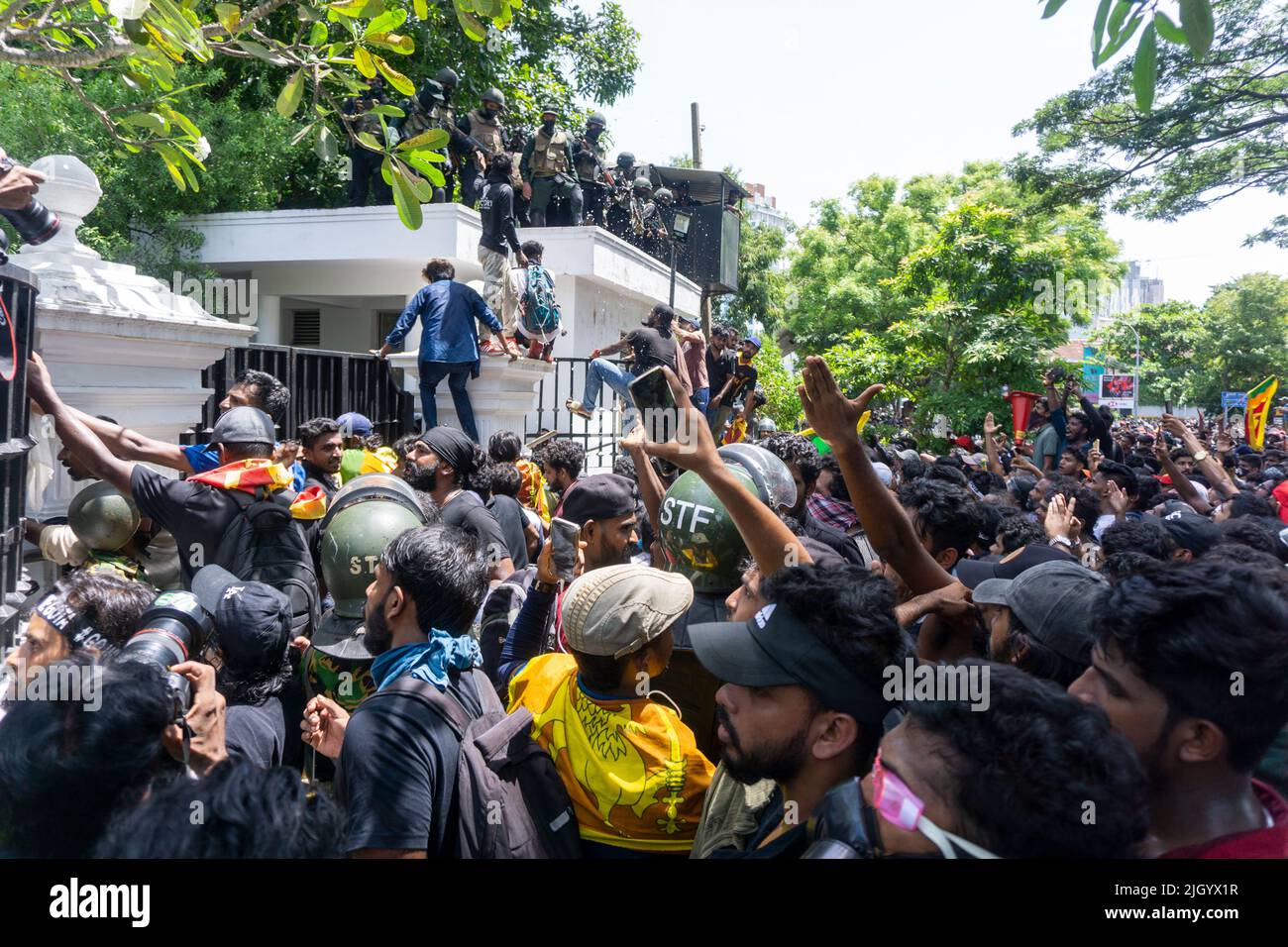 Colombo, West, Sri Lanka. 13.. Juli 2022. Demonstranten in Sri Lanka protestierten vor dem Büro des Premierministers gegen Premierminister Ranil Wickremesinghe (amtierender Präsident). Die Demonstranten wurden verärgert, nachdem Präsident Gotabhaya Rajapaksha heute auf die Malediven geflohen war. (Bild: © ISURA Nimantha/Pacific Press via ZUMA Press Wire) Stockfoto