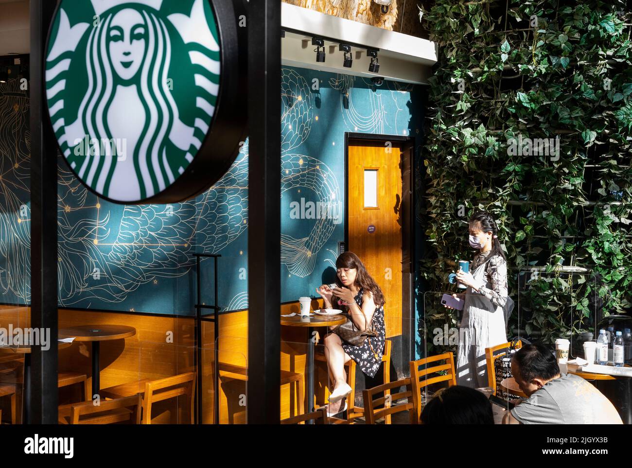 Hongkong, China. 12.. Juli 2022. Gäste werden in der amerikanischen multinationalen Kette Starbucks Coffee Store in Hongkong gesehen. (Bild: © Budrul Chukrut/SOPA Images via ZUMA Press Wire) Stockfoto