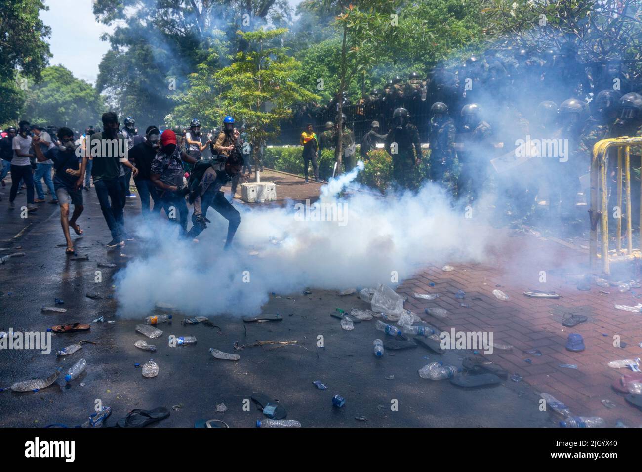 Colombo, West, Sri Lanka. 13.. Juli 2022. Demonstranten in Sri Lanka protestierten vor dem Büro des Premierministers gegen Premierminister Ranil Wickremesinghe (amtierender Präsident). Die Demonstranten wurden verärgert, nachdem Präsident Gotabhaya Rajapaksha heute auf die Malediven geflohen war. (Bild: © ISURA Nimantha/Pacific Press via ZUMA Press Wire) Stockfoto
