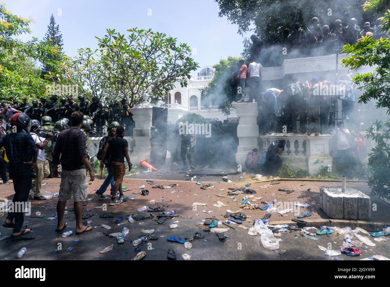 Colombo, West, Sri Lanka. 13.. Juli 2022. Demonstranten in Sri Lanka protestierten vor dem Büro des Premierministers gegen Premierminister Ranil Wickremesinghe (amtierender Präsident). Die Demonstranten wurden verärgert, nachdem Präsident Gotabhaya Rajapaksha heute auf die Malediven geflohen war. (Bild: © ISURA Nimantha/Pacific Press via ZUMA Press Wire) Stockfoto