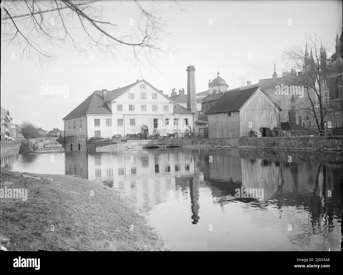 Akademikvarnen aus dem Norden, Uppsalen 1901 - 1902. Akademikvarnen. Seit dem 13.. Jahrhundert wird die Holmen in Fyrisån Mühlenbewegung durchgeführt. Königin Kristina verwandelte die Bewegung in Kvarn für die Uppsalaakademie. Das heutige Mühlengebäude wurde im Jahr 1760s errichtet und im Jahr 1850s einem gründlichen Wiederaufbau unterzogen, wobei die höhere Mittelpartei aufgebaut wurde. Die Mühlenbewegung wurde 1946 eingestellt. Seit 1959 ist das Uppland Museum in der Mühle untergebracht. „Von Ola Ehn & Gunnar Elfström, der Jahrhundertwende Uppsala auf Dahlgrens Bildern. Natur und Kultur 1977. Stockfoto
