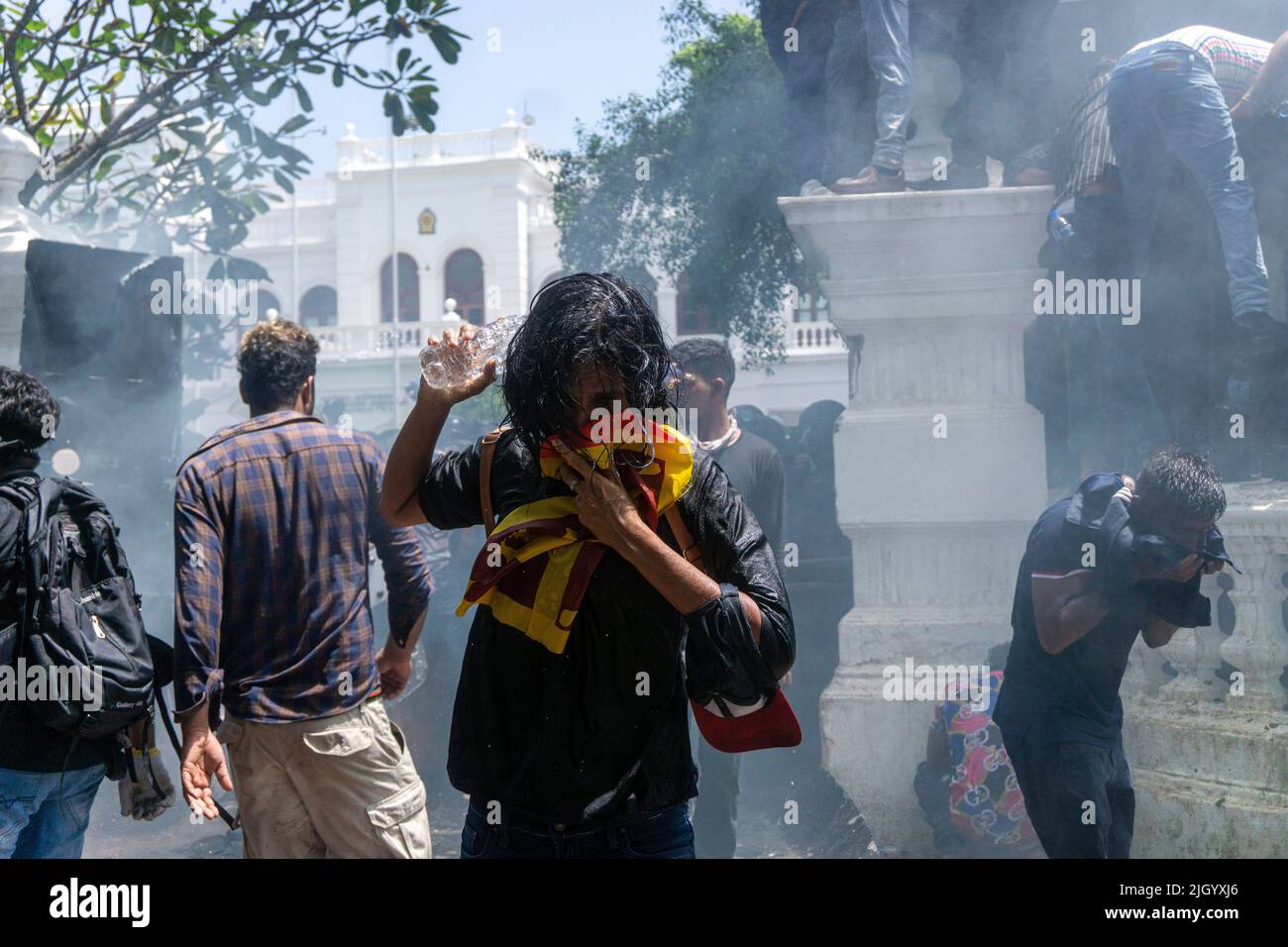 Colombo, West, Sri Lanka. 13.. Juli 2022. Demonstranten in Sri Lanka protestierten vor dem Büro des Premierministers gegen Premierminister Ranil Wickremesinghe (amtierender Präsident). Die Demonstranten wurden verärgert, nachdem Präsident Gotabhaya Rajapaksha heute auf die Malediven geflohen war. (Bild: © ISURA Nimantha/Pacific Press via ZUMA Press Wire) Stockfoto