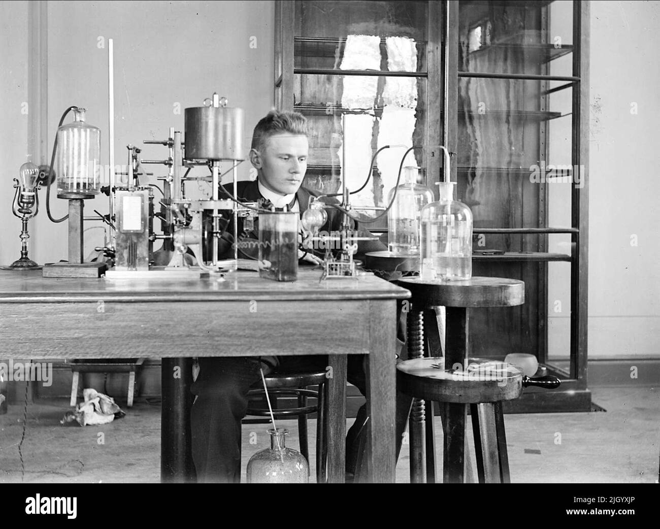 Junger Mann im Labor, wahrscheinlich an der Uppsalla University, Uppsalla, 1903. Junger Mann im Labor, wahrscheinlich an der Uppsalla University, Uppsalla, 1903 Stockfoto