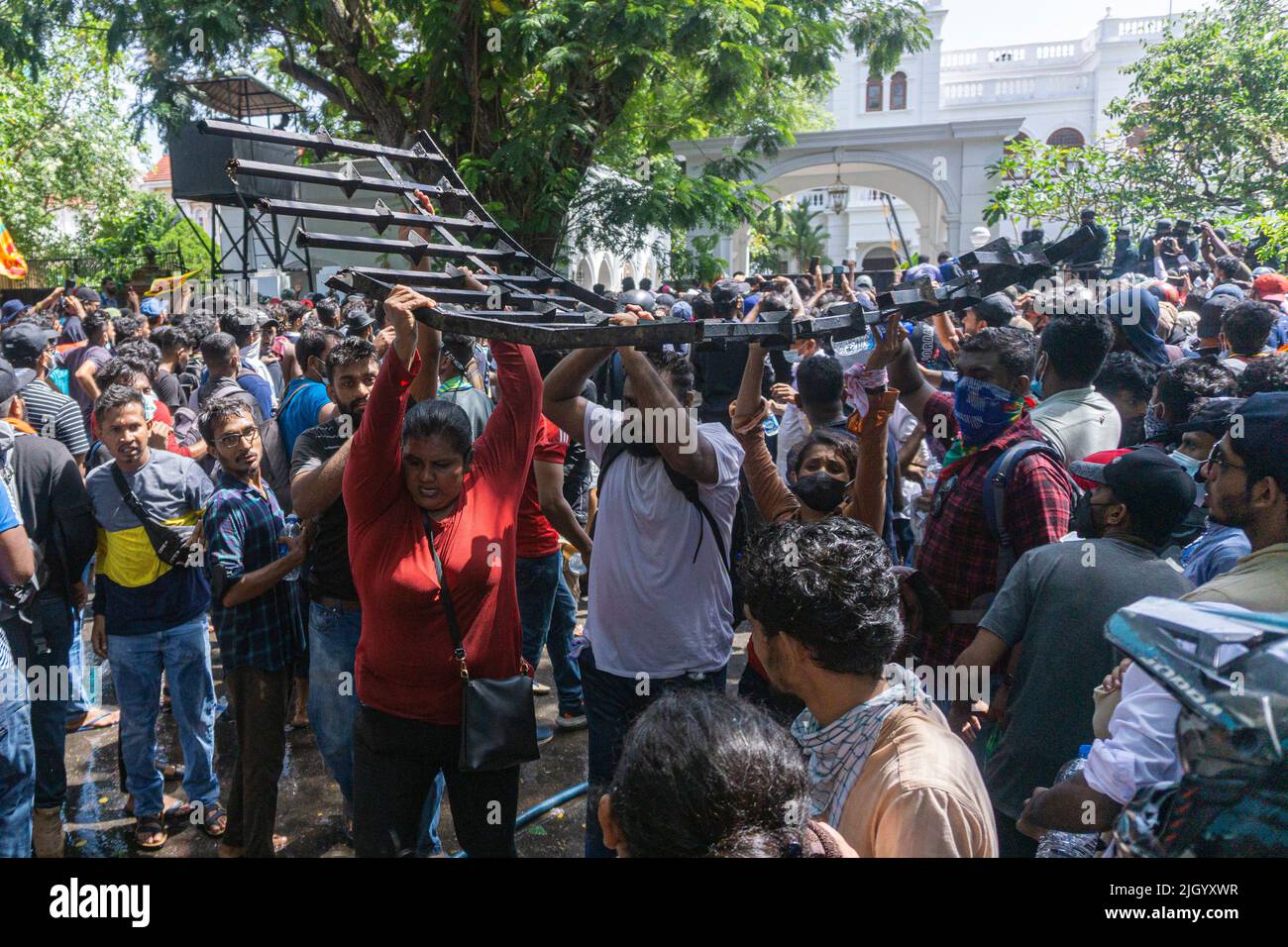 Colombo, West, Sri Lanka. 13.. Juli 2022. Demonstranten in Sri Lanka protestierten vor dem Büro des Premierministers gegen Premierminister Ranil Wickremesinghe (amtierender Präsident). Die Demonstranten wurden verärgert, nachdem Präsident Gotabhaya Rajapaksha heute auf die Malediven geflohen war. (Bild: © ISURA Nimantha/Pacific Press via ZUMA Press Wire) Stockfoto