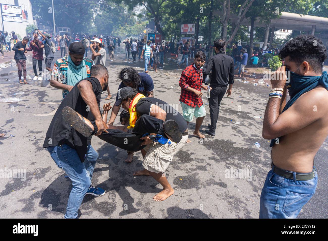 Colombo, West, Sri Lanka. 13.. Juli 2022. Demonstranten in Sri Lanka protestierten vor dem Büro des Premierministers gegen Premierminister Ranil Wickremesinghe (amtierender Präsident). Die Demonstranten wurden verärgert, nachdem Präsident Gotabhaya Rajapaksha heute auf die Malediven geflohen war. (Bild: © ISURA Nimantha/Pacific Press via ZUMA Press Wire) Stockfoto