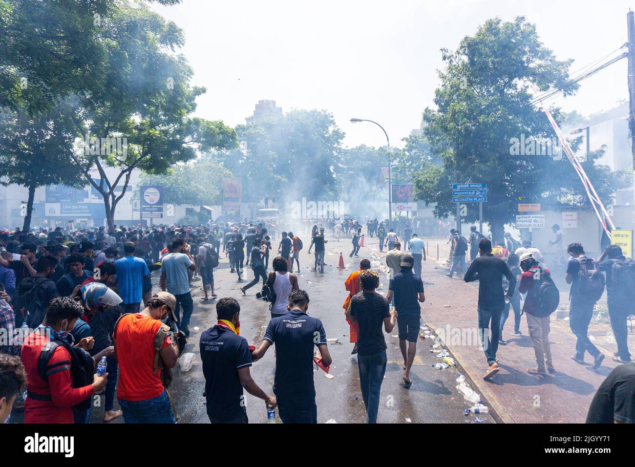Colombo, West, Sri Lanka. 13.. Juli 2022. Demonstranten in Sri Lanka protestierten vor dem Büro des Premierministers gegen Premierminister Ranil Wickremesinghe (amtierender Präsident). Die Demonstranten wurden verärgert, nachdem Präsident Gotabhaya Rajapaksha heute auf die Malediven geflohen war. (Bild: © ISURA Nimantha/Pacific Press via ZUMA Press Wire) Stockfoto