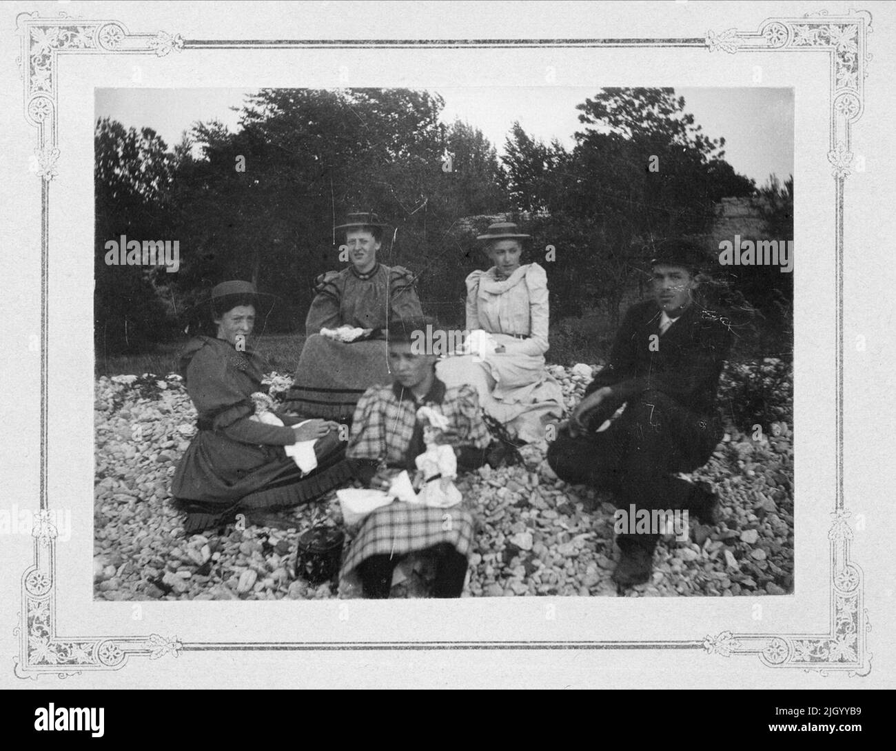 Gruppenportrait - vier Frauen und ein Mann an einem Steinstrand in Visby. Gertrud Nilsson sitzt oben links. In einer Sammlung von Fotografien zu Gertrud Nilsson enthalten. Ob alles in ihrem Besitz war, ist etwas unklar.gertrud Nilsson (1878-1970) wurde in Uppsal geboren und Tochter des Chemikers Lars Fredrik Nilsson und Alva, B.. Forssman. Der Großvater per Forssman war Gewürzhändler in Uppsalsa. Gertrud Nilssons Großmutter war Gemeindepfarrer in Skuttunge. Gertrud Nilsson diente als Lehrerin in Stockholm und verbrachte die Sommer in Jämtland, wo sie von den Sami lernte, Wurzel b zu binden Stockfoto