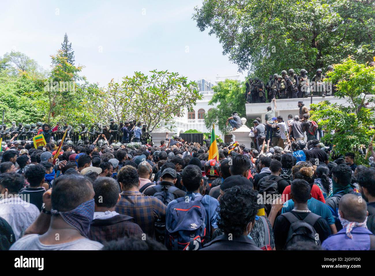 Colombo, West, Sri Lanka. 13.. Juli 2022. Demonstranten in Sri Lanka protestierten vor dem Büro des Premierministers gegen Premierminister Ranil Wickremesinghe (amtierender Präsident). Die Demonstranten wurden verärgert, nachdem Präsident Gotabhaya Rajapaksha heute auf die Malediven geflohen war. (Bild: © ISURA Nimantha/Pacific Press via ZUMA Press Wire) Stockfoto