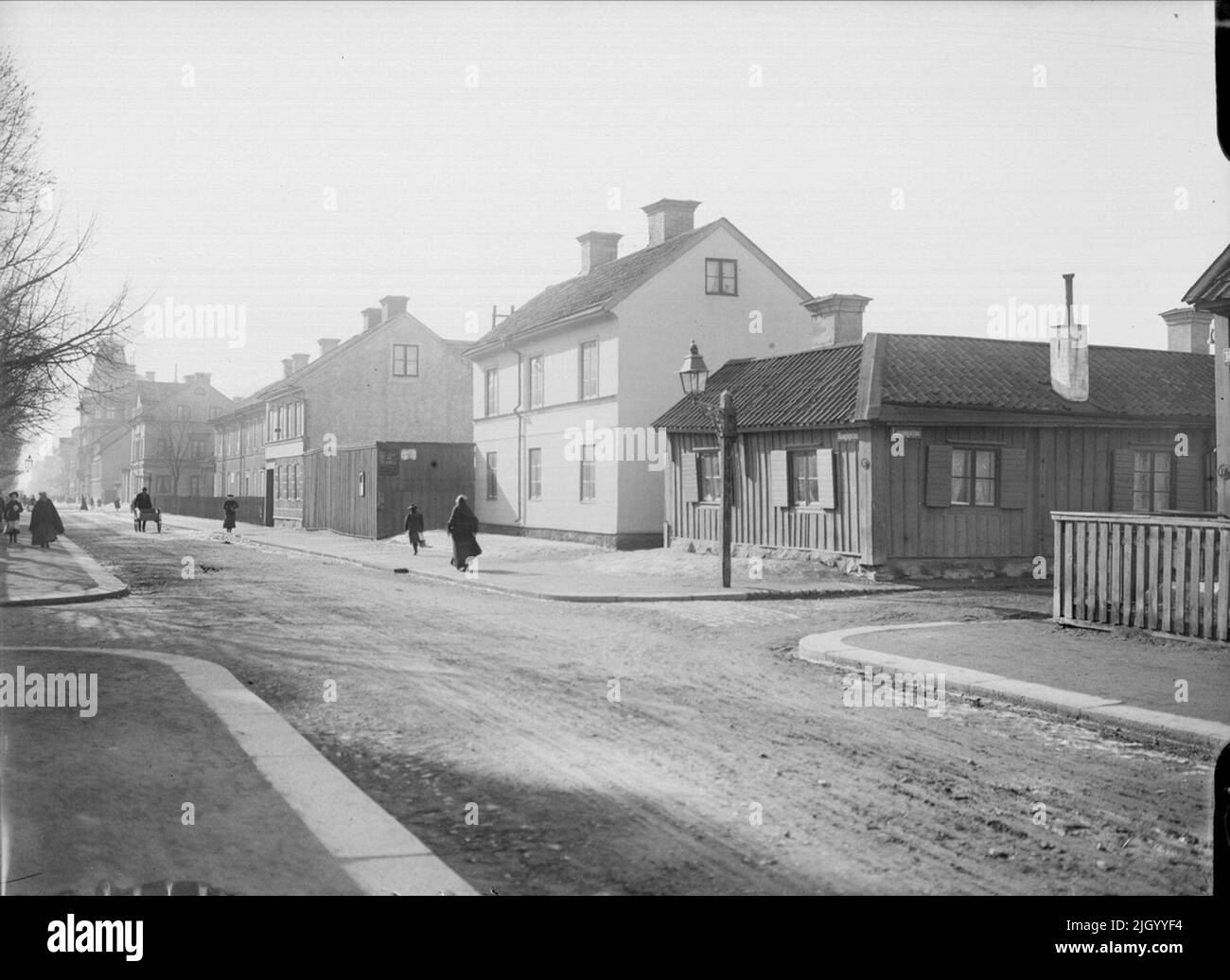 Kungsgatan in Richtung Söder von Linnégatan, mit der Entwicklung der altmodischen Natur im Viertel Toven, Uppsalen 1901 - 1902. Kungsgatan nach Söder von Linnégatan. Die zum Teil sehr altmodischen Kleinbauten im Stadtteil Toven wurden bis ins 20.. Jahrhundert ein Jahr lang abgerissen und durch große Wohngebäude und eine Schule ersetzt. Hier stellt Dahlgrens Foto daher ein unschätzbares Dokument einer lang anhaltenden Entwicklung dar. 'Aus Ola Ehn & Gunnar Elfström, die Jahrhundertwende Uppsala in Dahlgrens Bildern. Natur und Kultur 1977.errik Stenman Stockfoto