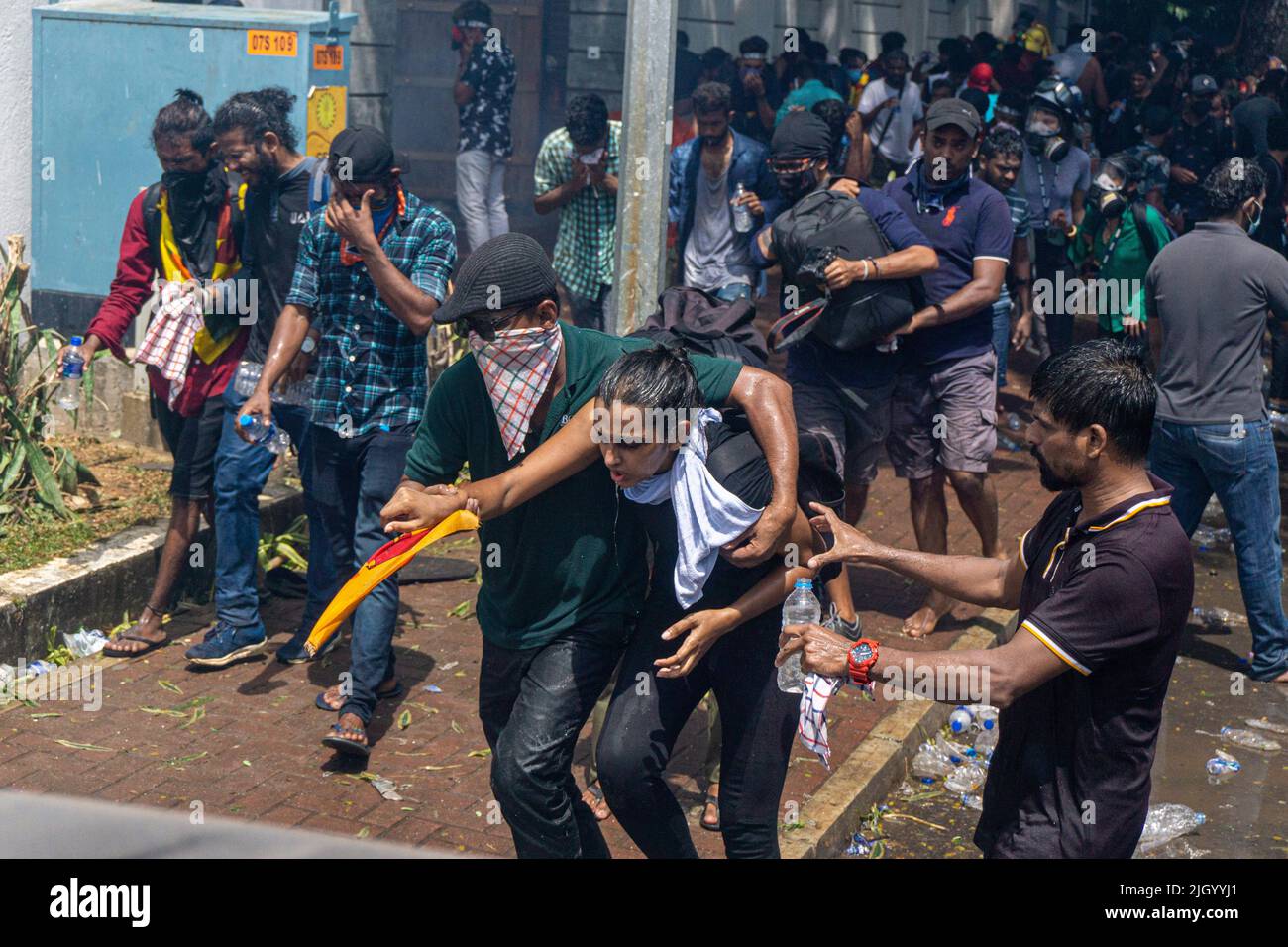 Colombo, West, Sri Lanka. 13.. Juli 2022. Demonstranten in Sri Lanka protestierten vor dem Büro des Premierministers gegen Premierminister Ranil Wickremesinghe (amtierender Präsident). Die Demonstranten wurden verärgert, nachdem Präsident Gotabhaya Rajapaksha heute auf die Malediven geflohen war. (Bild: © ISURA Nimantha/Pacific Press via ZUMA Press Wire) Stockfoto
