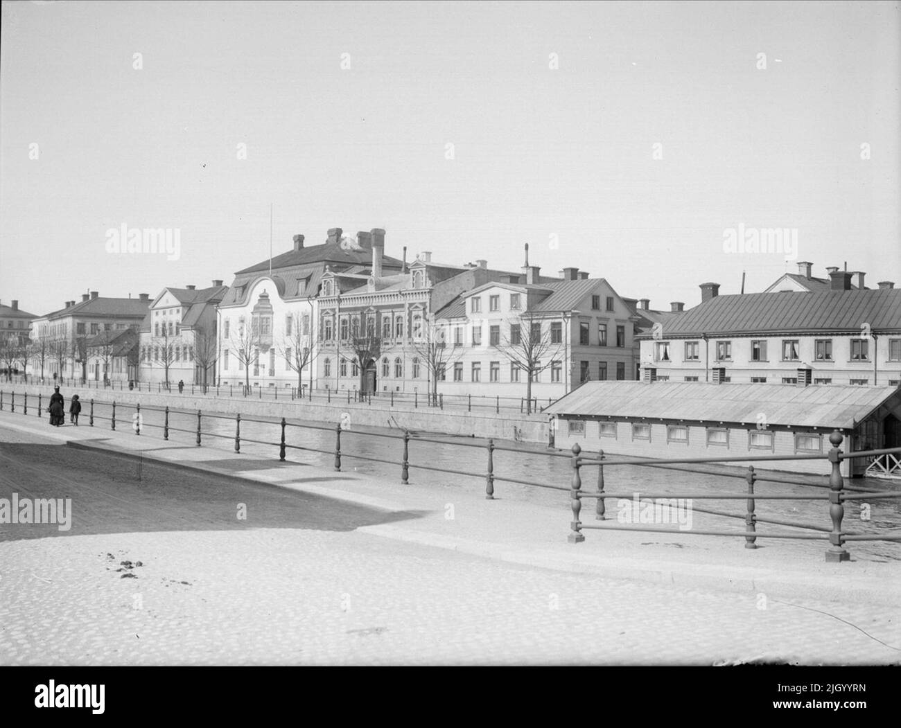 Östra Ågatan nördlich von der Insel-Brücke, Uppsals 1901 - 1902. Östra Ågatan nördlich von der Island Bridge. In der Nachbarschaft des Brauers in der Mitte erheben sich eine Reihe von monumentalen Wohngebäuden aus unterschiedlichen Zeitabschnitten. Das größte helle Haus mit der Buchtsprache wurde nach Zeichnungen von 1899 von Gustaf Wickman gebaut. Das Nachbarhaus auf der linken Seite, das sogenannte Weiße Haus, ist 120 Jahre älter. Es gehörte Ende des 18.. Jahrhunderts Dr. C e Boechler's Hof. Aber dann war das Holz in den Fassaden sichtbar und rötlich und der Vorderofen fehlte. Wenn th Stockfoto