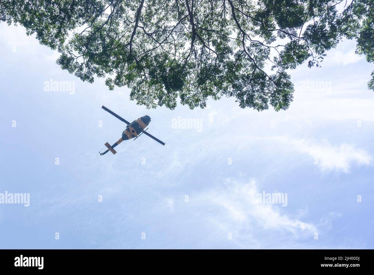 Colombo, West, Sri Lanka. 13.. Juli 2022. Demonstranten in Sri Lanka protestierten vor dem Büro des Premierministers gegen Premierminister Ranil Wickremesinghe (amtierender Präsident). Die Demonstranten wurden verärgert, nachdem Präsident Gotabhaya Rajapaksha heute auf die Malediven geflohen war. (Bild: © ISURA Nimantha/Pacific Press via ZUMA Press Wire) Stockfoto