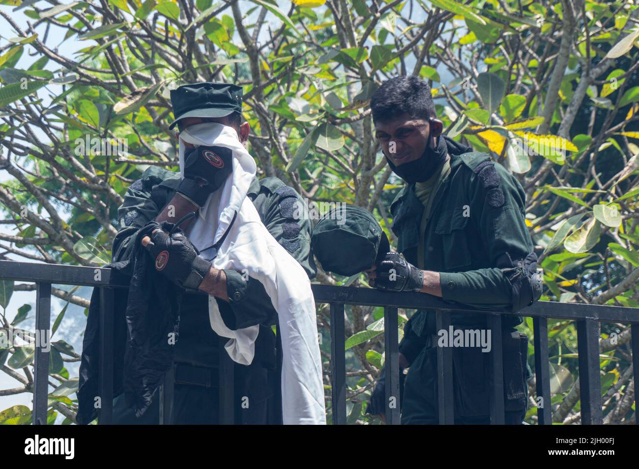 Colombo, West, Sri Lanka. 13.. Juli 2022. Demonstranten in Sri Lanka protestierten vor dem Büro des Premierministers gegen Premierminister Ranil Wickremesinghe (amtierender Präsident). Die Demonstranten wurden verärgert, nachdem Präsident Gotabhaya Rajapaksha heute auf die Malediven geflohen war. (Bild: © ISURA Nimantha/Pacific Press via ZUMA Press Wire) Stockfoto