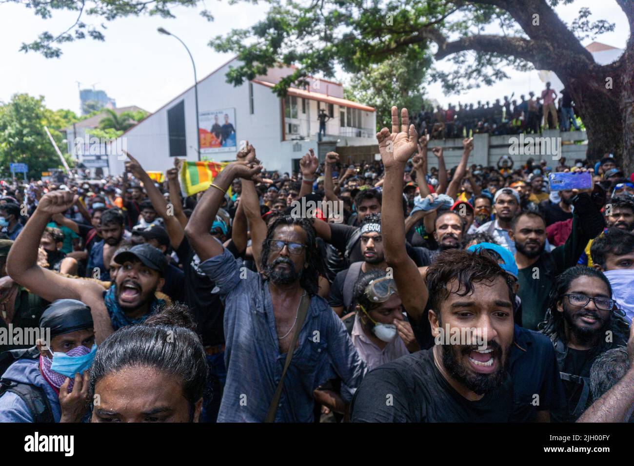 Colombo, West, Sri Lanka. 13.. Juli 2022. Demonstranten in Sri Lanka protestierten vor dem Büro des Premierministers gegen Premierminister Ranil Wickremesinghe (amtierender Präsident). Die Demonstranten wurden verärgert, nachdem Präsident Gotabhaya Rajapaksha heute auf die Malediven geflohen war. (Bild: © ISURA Nimantha/Pacific Press via ZUMA Press Wire) Stockfoto