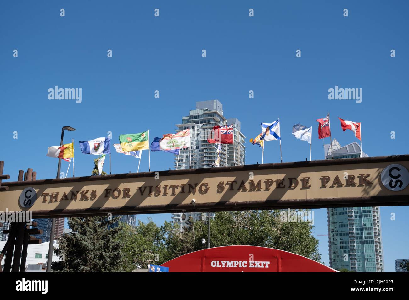 13. Juli 2022 - Calgary, Alberta Kanada - Flaggen am Eingang zum calgary Stampede Stockfoto