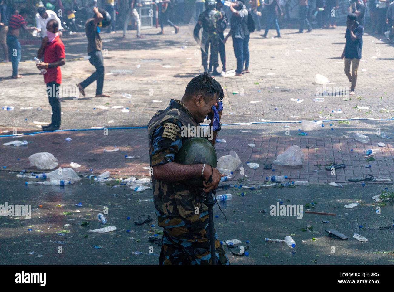 Colombo, West, Sri Lanka. 13.. Juli 2022. Demonstranten in Sri Lanka protestierten vor dem Büro des Premierministers gegen Premierminister Ranil Wickremesinghe (amtierender Präsident). Die Demonstranten wurden verärgert, nachdem Präsident Gotabhaya Rajapaksha heute auf die Malediven geflohen war. (Bild: © ISURA Nimantha/Pacific Press via ZUMA Press Wire) Stockfoto