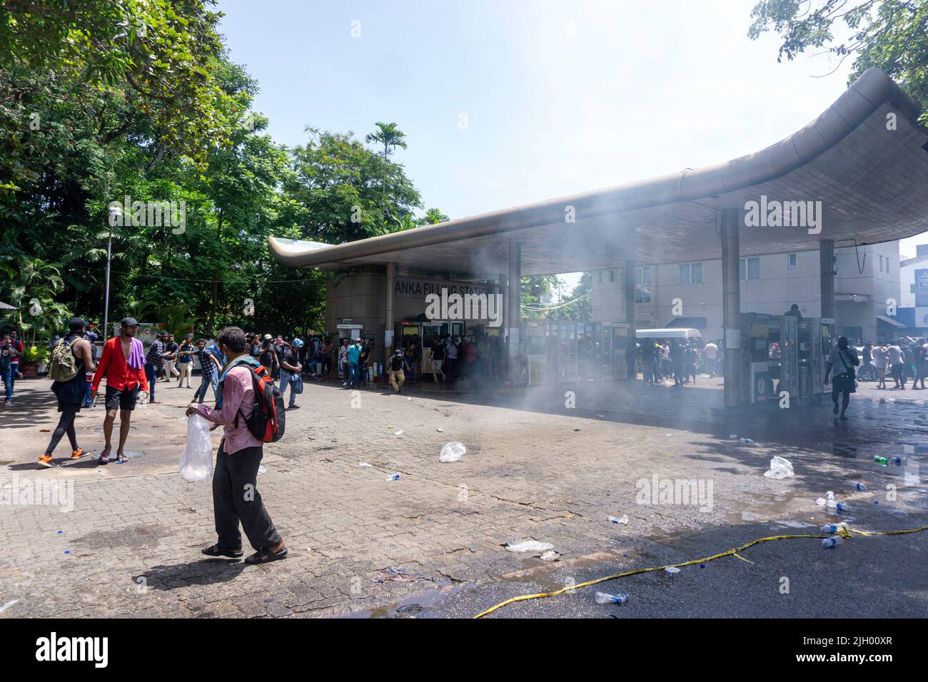 Colombo, West, Sri Lanka. 13.. Juli 2022. Demonstranten in Sri Lanka protestierten vor dem Büro des Premierministers gegen Premierminister Ranil Wickremesinghe (amtierender Präsident). Die Demonstranten wurden verärgert, nachdem Präsident Gotabhaya Rajapaksha heute auf die Malediven geflohen war. (Bild: © ISURA Nimantha/Pacific Press via ZUMA Press Wire) Stockfoto