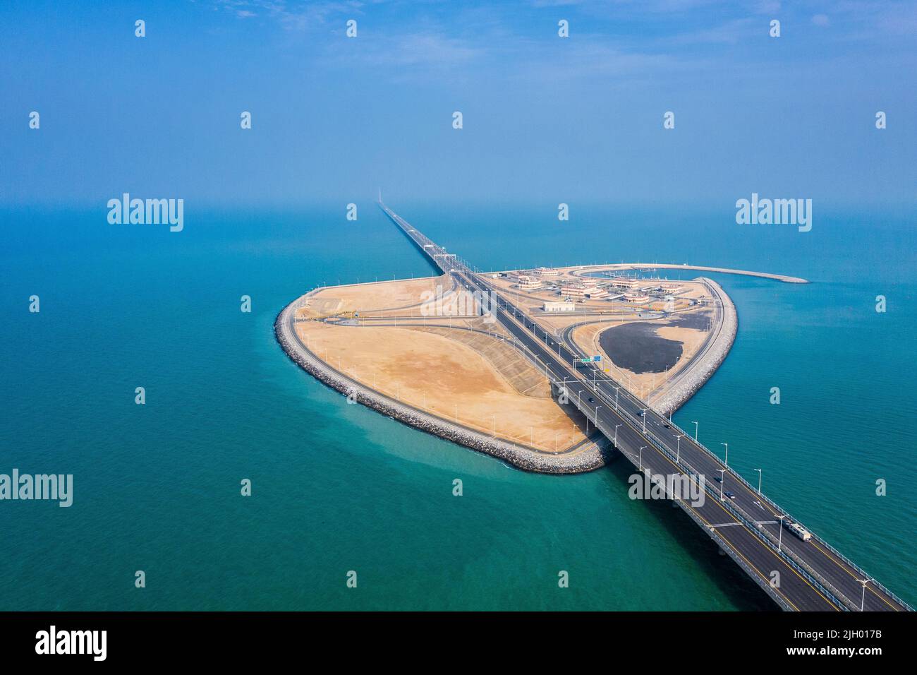 Eine High-Angle-Aufnahme der Insel Sheikh Jaber Bridge tagsüber in Kuwait Stockfoto