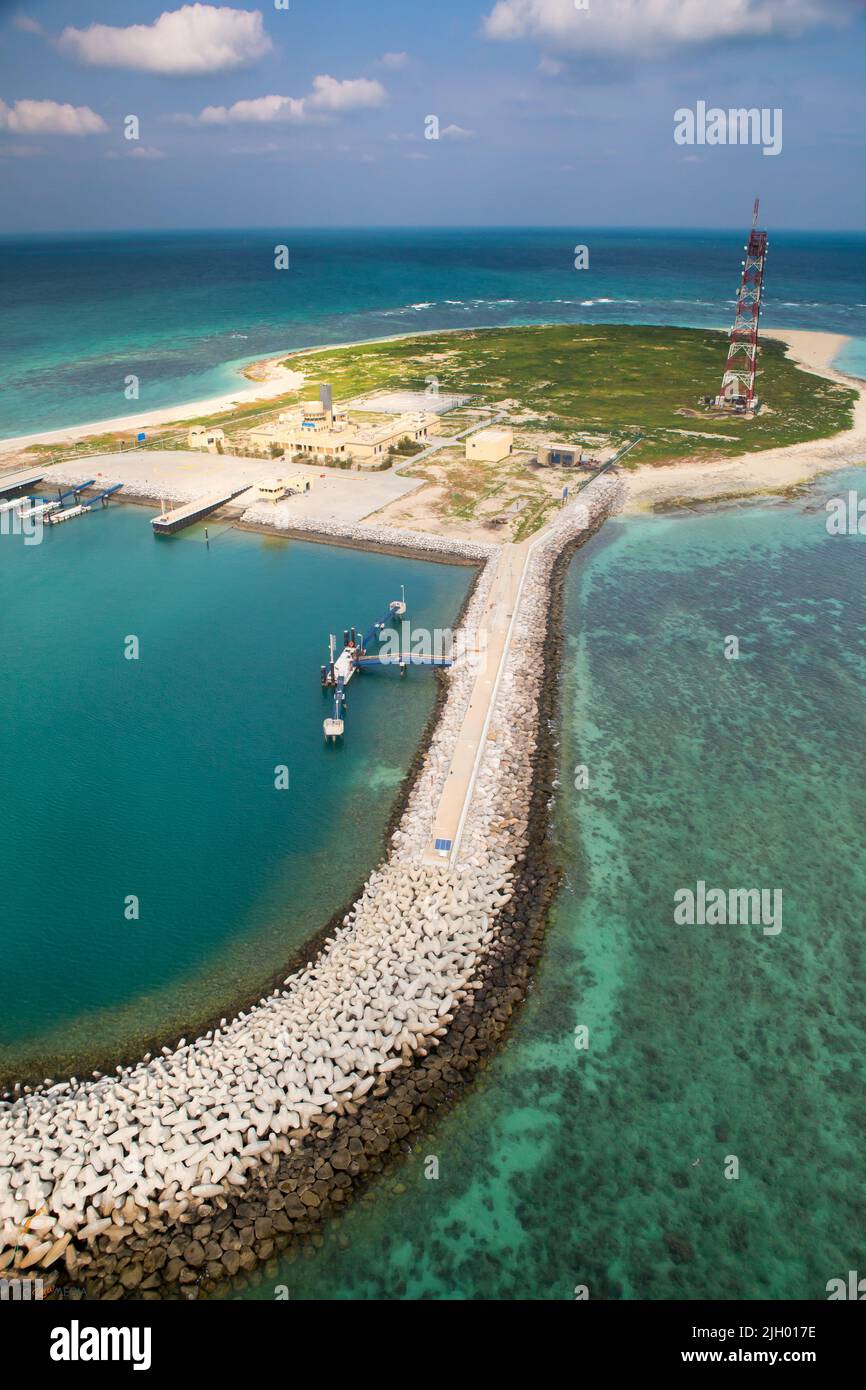 Eine vertikale Aufnahme der Umm al Maradim Insel von oben während des Tages in Kuwait Stockfoto