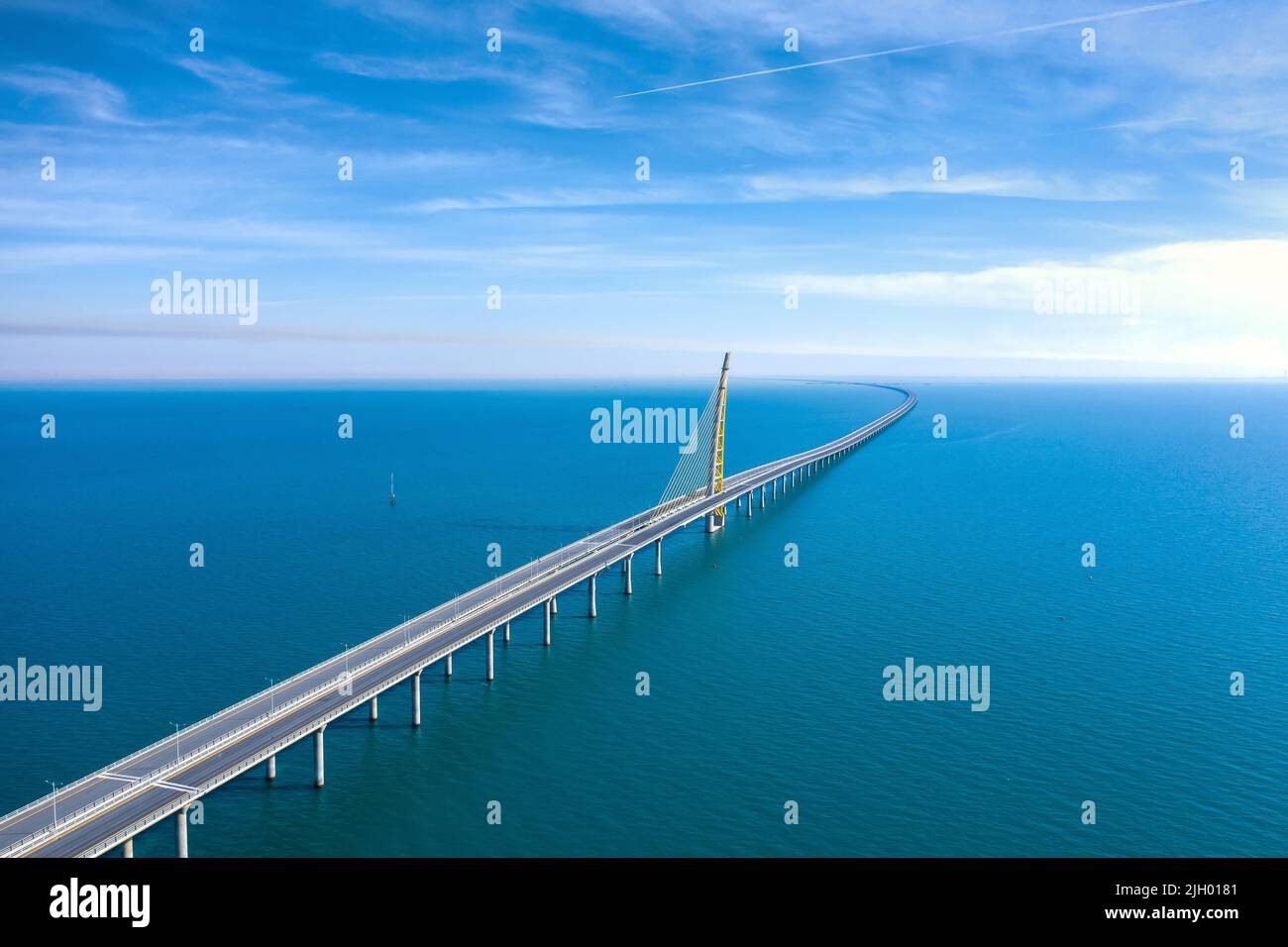 Eine High-Angle-Aufnahme der Sheikh Jaber-Brücke während des Tages in Kuwait Stockfoto