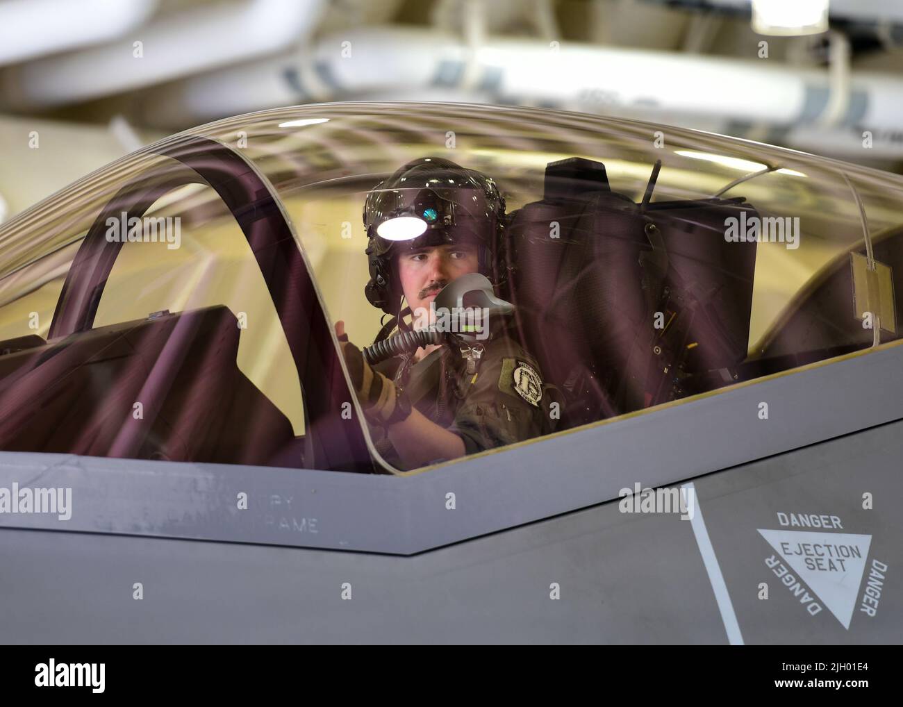 Capt. Scott „Hansel“ Lafferty, Pilot der 356.-Jagdgeschwader, sitzt im Cockpit eines F-35A Lightning II auf dem Kunstan Air Base, Republik Korea, 7. Juli 2022. Flugzeuge der US Air Force F-35 vom Luftwaffenstützpunkt Eielson, Alaska, kamen in die ROK, um zusammen mit ihren Kollegen der ROK Air Force Flugoperationen durchzuführen. (USA Foto der Luftwaffe von Staff Sgt. Isaiah J. Soliz) Stockfoto