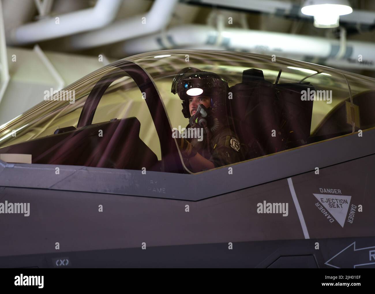 Capt. Scott „Hansel“ Lafferty, Pilot der 356.-Jagdgeschwader, sitzt im Cockpit eines F-35A Lightning II auf dem Kunstan Air Base, Republik Korea, 7. Juli 2022. Flugzeuge der US Air Force F-35 vom Luftwaffenstützpunkt Eielson, Alaska, kamen in die ROK, um zusammen mit ihren Kollegen der ROK Air Force Flugoperationen durchzuführen. (USA Foto der Luftwaffe von Staff Sgt. Isaiah J. Soliz) Stockfoto