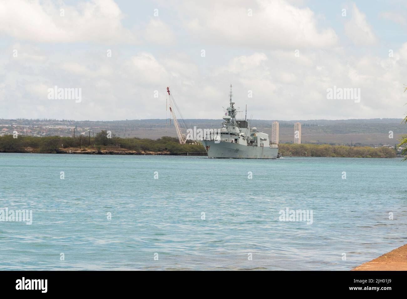 PEARL HARBOR (11. Juli 2022) die Königliche Kanadische Navy Fregatte HMCS Winnipeg (FFH 338) verlässt Pearl Harbor, um am 11. Juli die auf See gelegene Phase des Rim of the Pacific (RIMPAC) 2022 zu beginnen. 26 Nationen, 38 Schiffe, vier U-Boote, mehr als 170 Flugzeuge und 25.000 Mitarbeiter nehmen vom 29. Juni bis zum 4. August an RIMPAC in und um die Hawaii-Inseln und Südkalifornien Teil. RIMPAC ist die weltweit größte internationale maritime Übung und bietet eine einzigartige Ausbildungsmöglichkeit und fördert und pflegt kooperative Beziehungen zwischen den Teilnehmern, die für die Sicherheit von Seewegen und wichtig sind Stockfoto