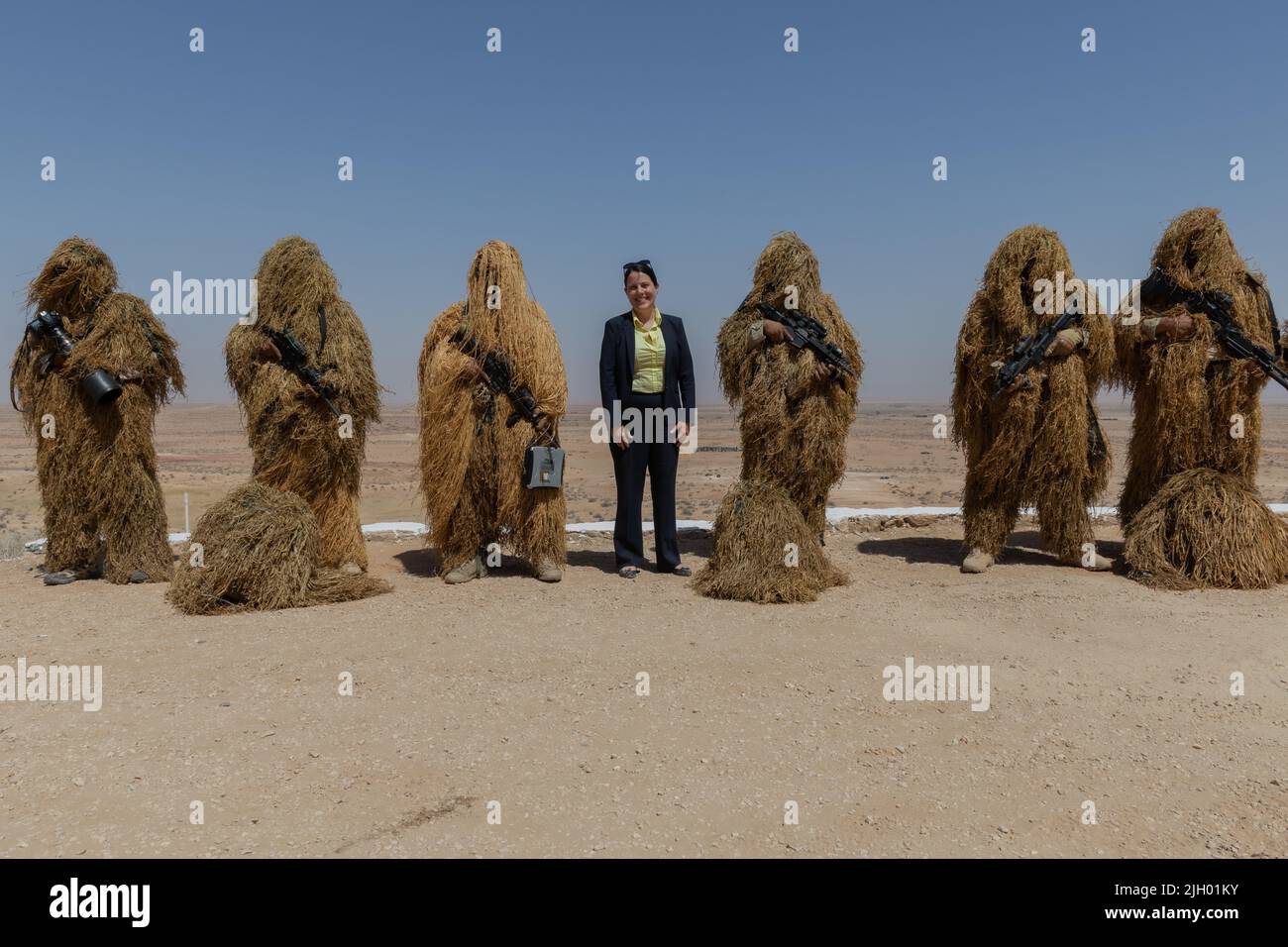 Natasha Franceschi, Geschäftsträgerin der US-Botschaft, Tunesien, posiert für ein Foto mit Mitgliedern eines tunesischen Scharfschützen-Teams während des African Lion 22 im Ben Ghilouf Trainingsgebiet, 26. Juni 2022. African Lion 2022 ist die größte, führende, gemeinsame, jährliche Übung des US-Afrikanischen Kommandos, die vom 6. Bis 30. Juni von Marokko, Ghana, Senegal und Tunesien veranstaltet wird. Mehr als 7.500 Teilnehmer aus 28 Nationen und der NATO trainieren zusammen mit dem Fokus auf die Verbesserung der Bereitschaft für US- und Partnernationskräfte. AL22 ist eine gemeinsame, umfassende, mehrkomponentige und multinationale Übung, bei der eine ganze Reihe von Mission Capabiliti eingesetzt wird Stockfoto