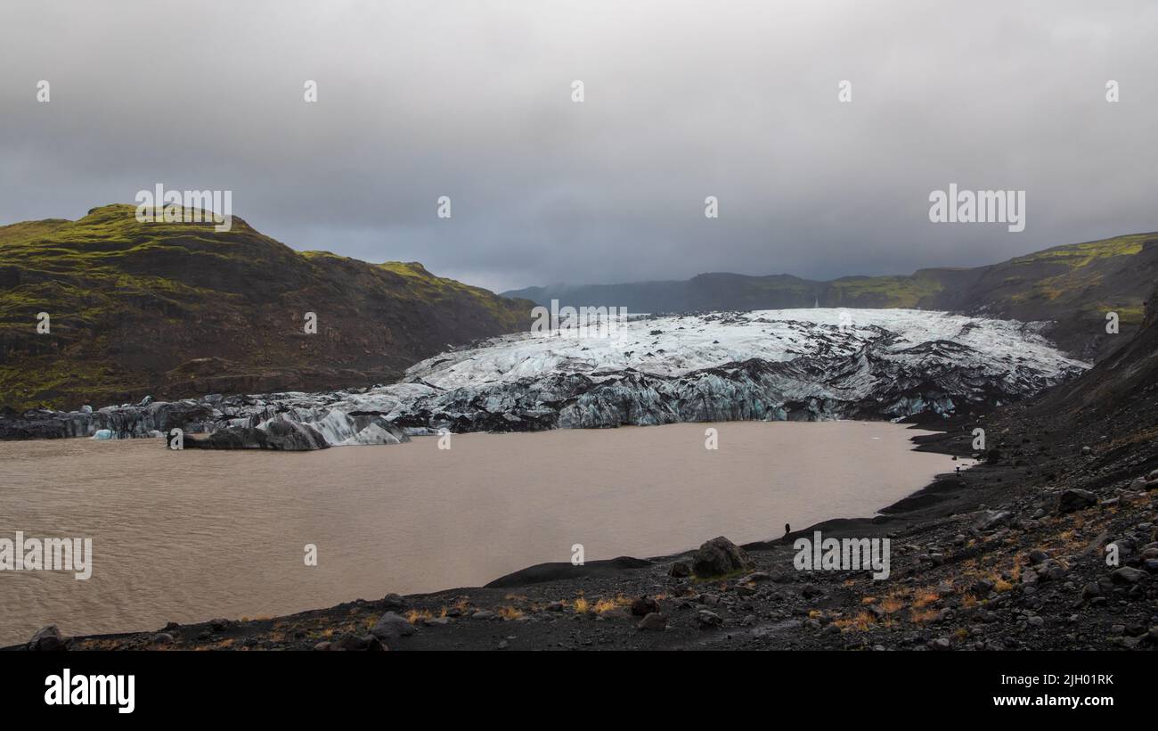 Sólheimajökull ist ein Gletscher im Süden Islands, zwischen den Vulkanen Katla und Eyjafjallajökull. Es ist ein Auslaufgletscher des größeren Mýrdalsjökull Stockfoto