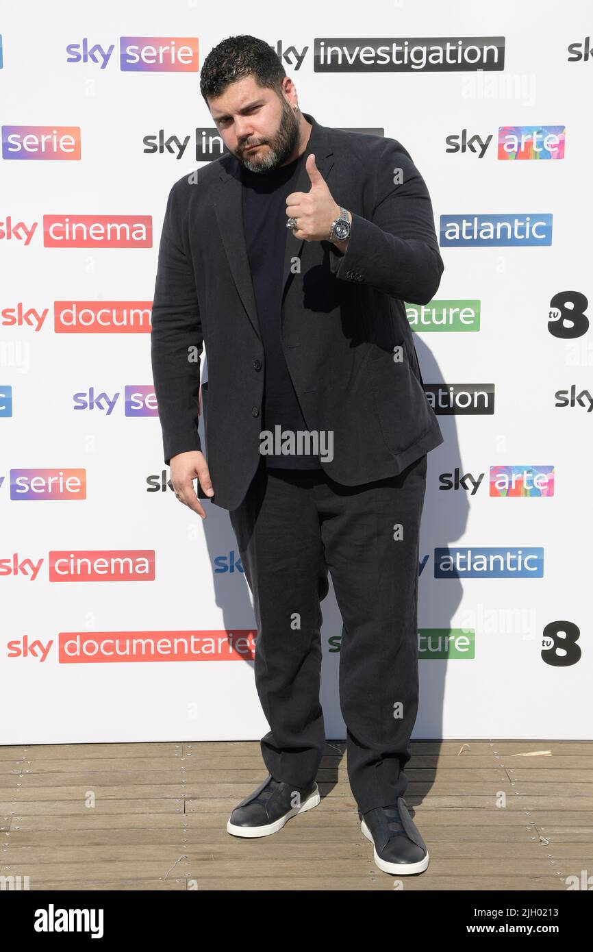 Rom, Italien. 13.. Juli 2022. Salvatore Esposito nimmt an der Fotoserie der nächsten Saison von Sky tv im Restaurant La Lanterna Teil. (Foto: Mario Cartelli/SOPA Images/Sipa USA) Quelle: SIPA USA/Alamy Live News Stockfoto