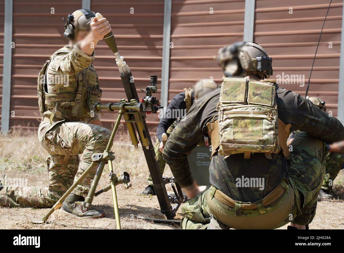 Green Berets mit 1. Special Forces Group (Airborne) und Sprengstoffentsorgungstechnikern mit der mobilen Einheit 1 der Navy Sprengstoffentsorgung laden ein Mörsersystem im Live Fire Complex Rodriguez, Republik Korea, 27. April 2022. Die Service-Mitglieder überqueren geschulte Rollen und engagierte Ziele über 2000 Meter hinaus. Das Training wurde entwickelt, um die Letalität der Einheiten außerhalb der Nahkampfumgebung zu verbessern. (USA Foto mit freundlicher Genehmigung der Armee) (Dieses Foto wurde aus Sicherheitsgründen geändert.) Stockfoto