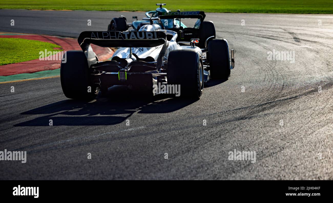 Piere Gasly von Alpha Tauri nimmt beim Formel-1-Grand-Prix von Melbourne im Albert Park die 15. Runde ein. Stockfoto