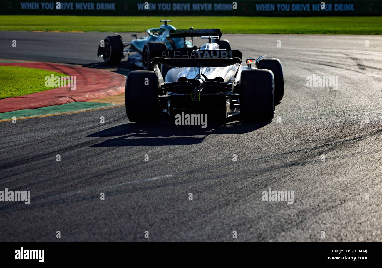 Piere Gasly von Alpha Tauri nimmt beim Formel-1-Grand-Prix von Melbourne im Albert Park die 15. Runde ein. Stockfoto
