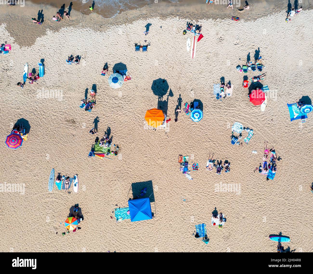 Von oben aus hat man einen Blick auf die Menschen, die sich auf dem Sand in Virginia Beach entspannen Stockfoto
