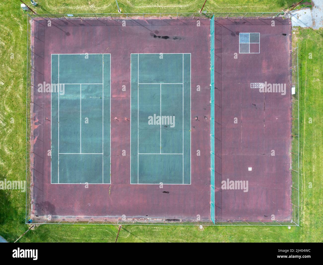 Luftaufnahme der Tennisplätze und 4 Platz in einem öffentlichen Park Stockfoto