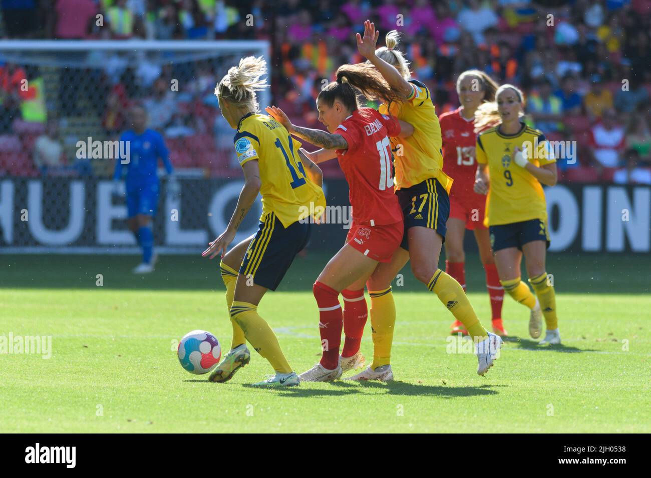 Sheffield, England, 13/07/2022, Nathalie Bjoern (14 Schweden), Ramona Bachmann (10 Schweiz) und Caroline Seger (17 Schweden) während des UEFA Womens Euro 2022 Fußballspiels zwischen Schweden und der Schweiz in der Bramall Lane in Sheffield, England. (Sven Beyrich /Sportfrauen /SPP) Quelle: SPP Sport Press Photo. /Alamy Live News Stockfoto