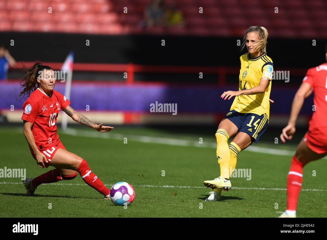 Ramona Bachmann (Schweizer Frauen) Nathalie Bjorn (Schwedische Frauen) während des UEFA Women s Euro England 2022-Spiels zwischen Schweden 2-1 Schweiz im Bramall Lane Stadium am 13 2022. Juli in Sheffield, England. Quelle: Maurizio Borsari/AFLO/Alamy Live News Stockfoto