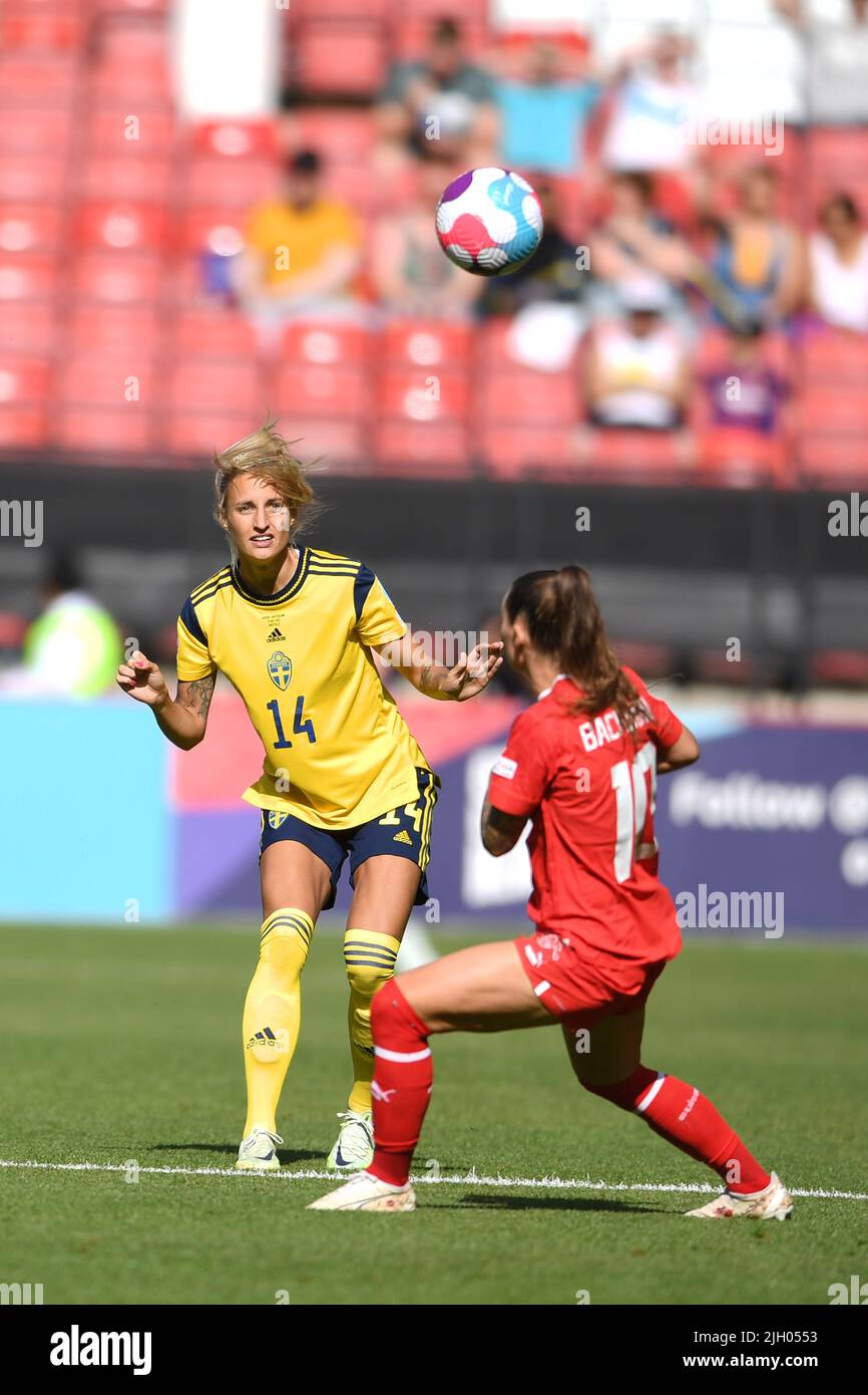 Nathalie Bjorn (Schwedische Frauen)Ramona Bachmann (Schweizer Frauen) während des UEFA Women s Euro England 2022-Spiels zwischen Schweden 2-1 Schweiz im Bramall Lane Stadium am 13 2022. Juli in Sheffield, England. Quelle: Maurizio Borsari/AFLO/Alamy Live News Stockfoto
